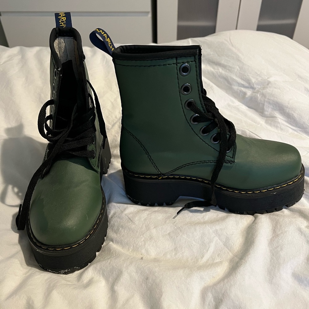 Boots size 5 (23.5)
